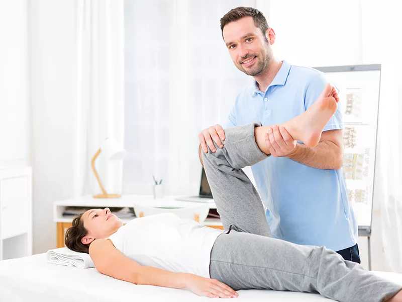 Kalendarz medyczny dla lekarzy i terapeutów - fizjoterapeuta pracujący z pacjentem